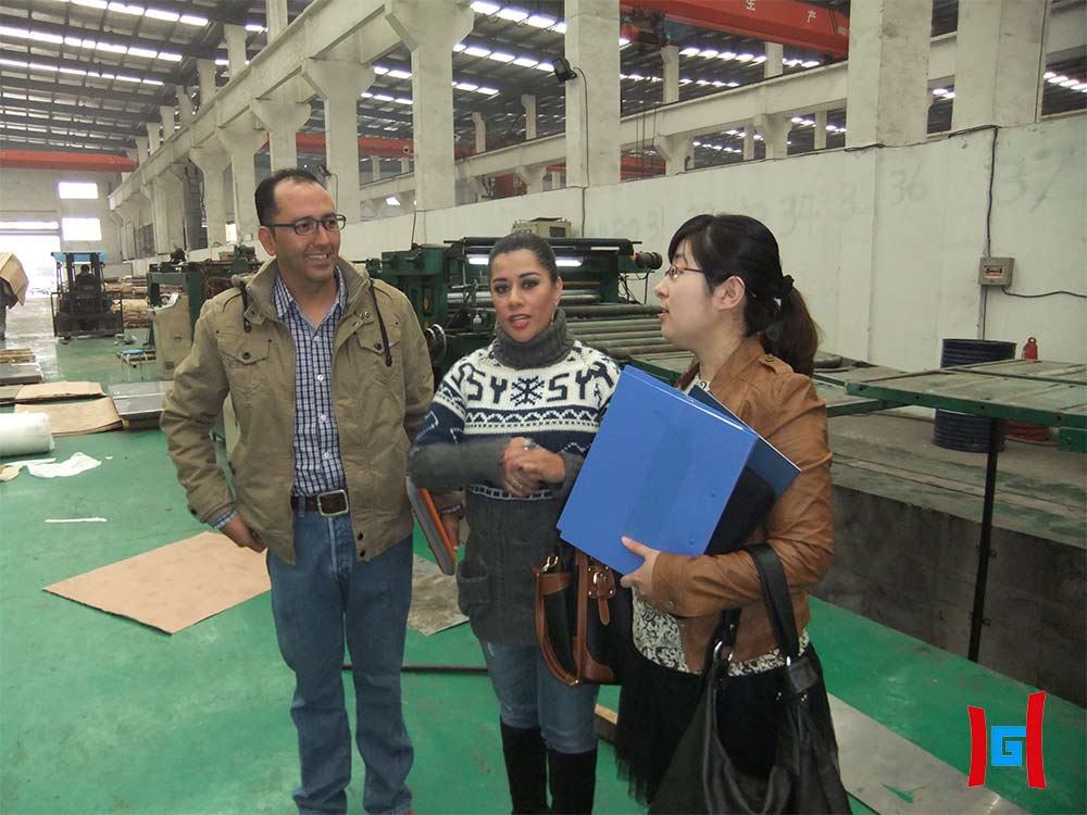 Discussing the tolerance of stainless steel plates with customers Discussing the tolerance of stainless steel plates with customers